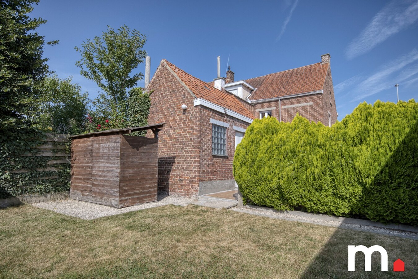 Kloeke half open bebouwing in Desselgem met tuin, terras en garage . 