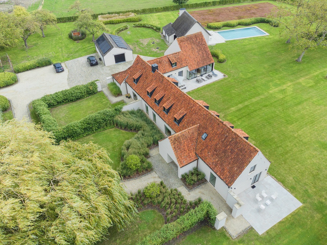 Uitzonderlijk gerenoveerde Hoeve met bijhuis op een domein van 1,5 hectare 