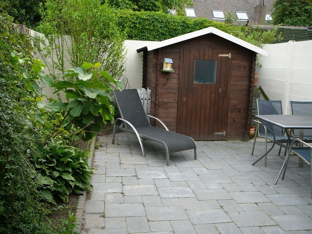 Gelegen in de wijk “Armhoefse Akkers” (Sacaramentsparochie) ruime jaren 30 hoekwoning met extra kamer op de begane grond en tuin op het zuiden. 