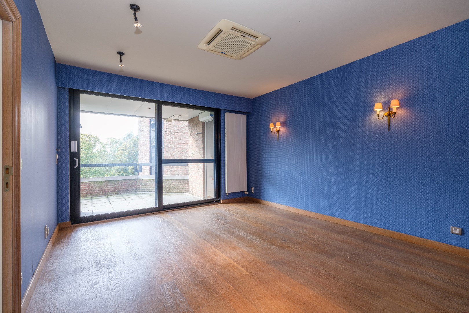 Ruime suite met parketvloer en dressing 