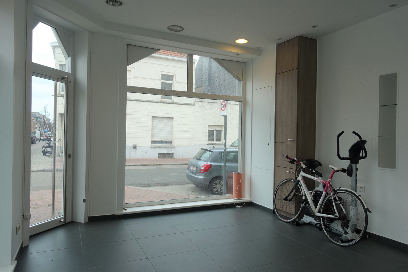 Polyvalent hoekpand met karaktervol appartement en terras 