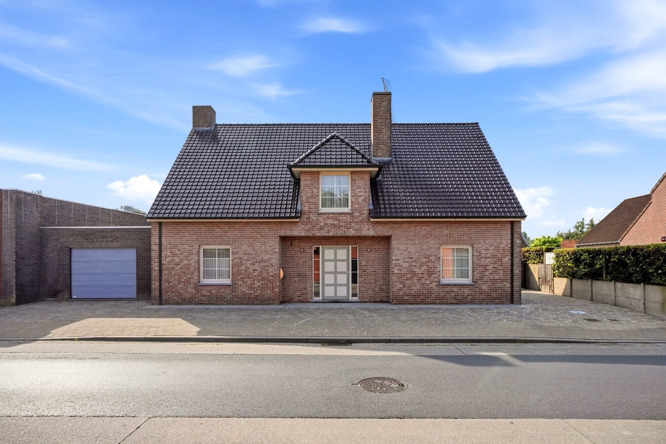 Ruime halfopen woning met 5 slaapkamers te koop in Werken met garage en ruime tuin! 