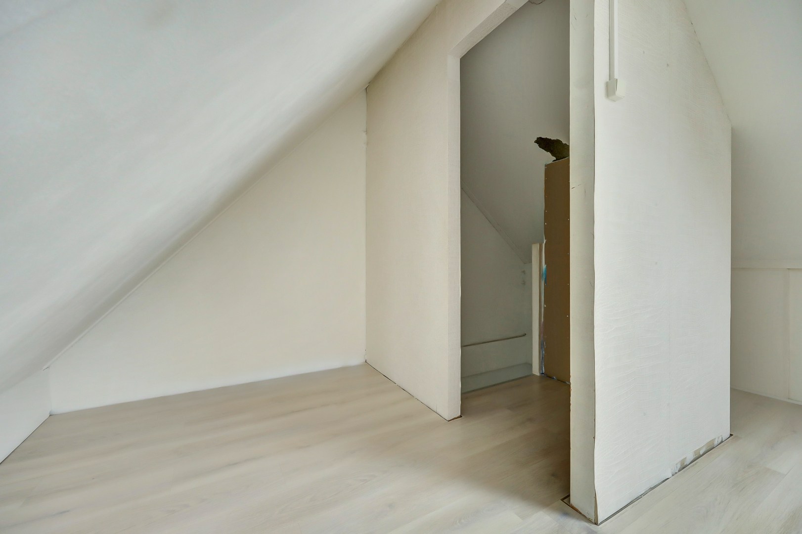 In de jonge woonwijk Nesselande in deelplan Haag en Park gelegen 5 kamer tussenwoning met houten berging en parkeerplaats op 131 m² eigen grond. 