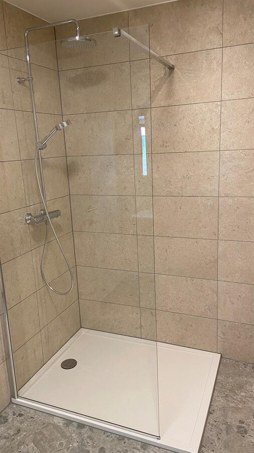 GELIJKVLOERS APPARTEMENT MET TWEE SLAAPKAMERS EN PRIVATIEVE TUIN 