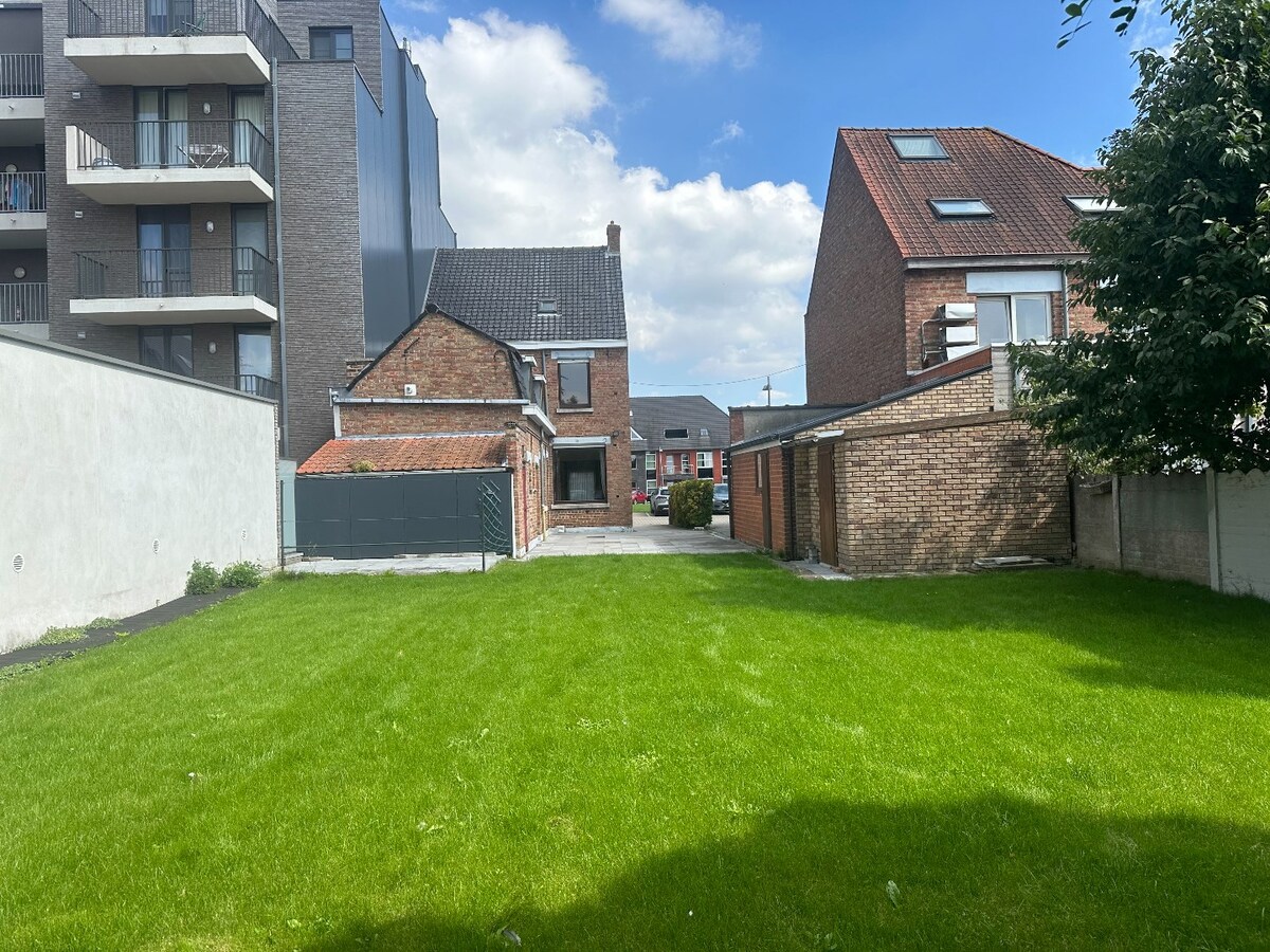 Halfopen woning met 3 slaapkamers op de Markt in Houthulst 