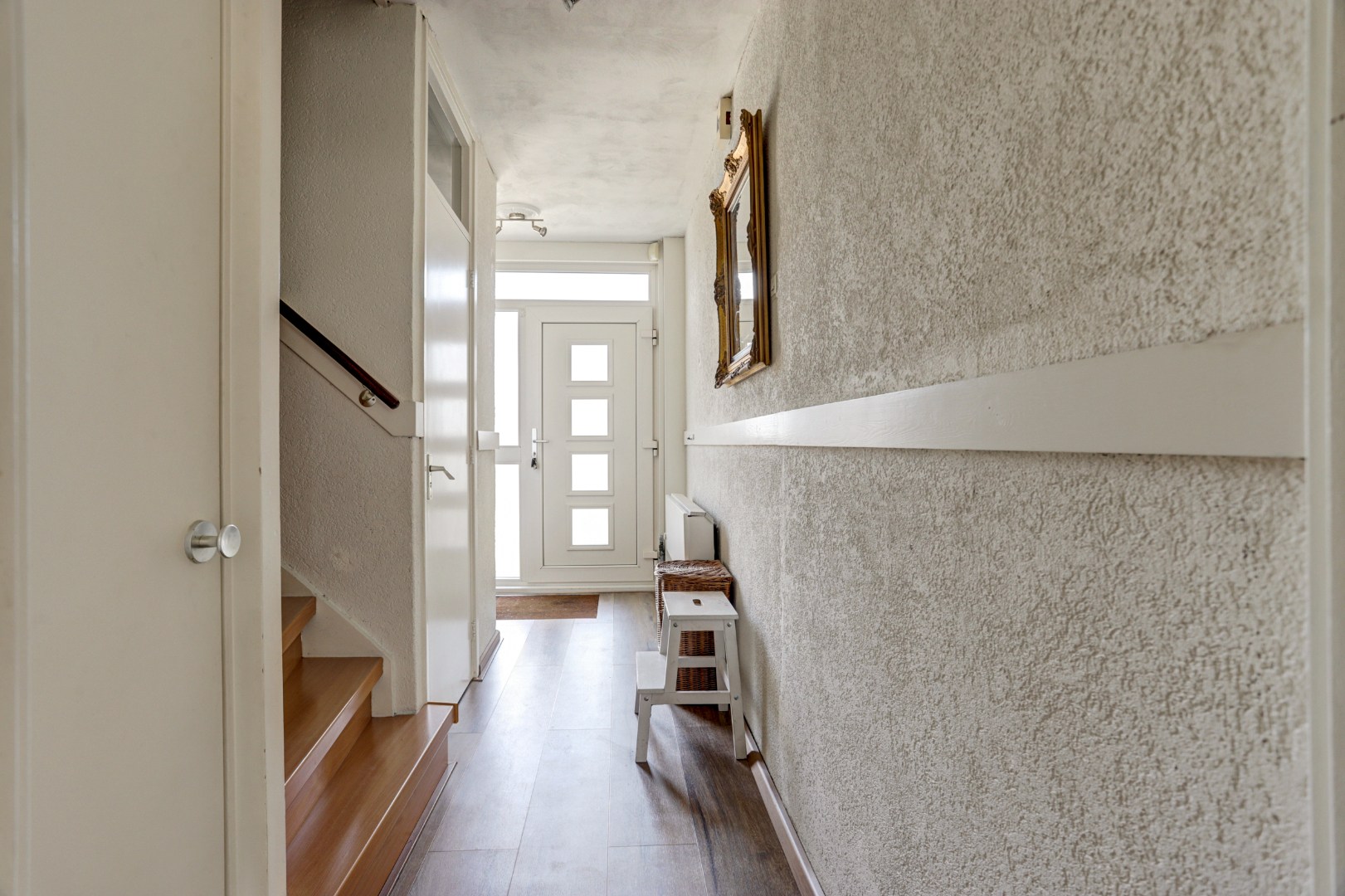 Ruime uitgebouwde 6-kamer hoekwoning met kunststofkozijnen, dakkapellen, grote tuin en eigen grond. 