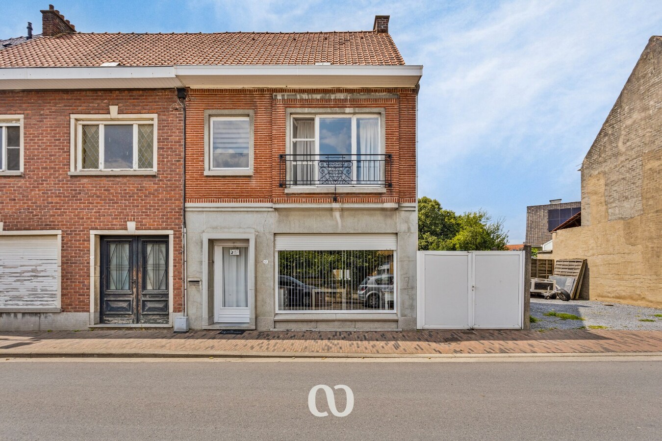 Op te knappen woning met 3 slaapkamer, oprit en garage op toplocatie 