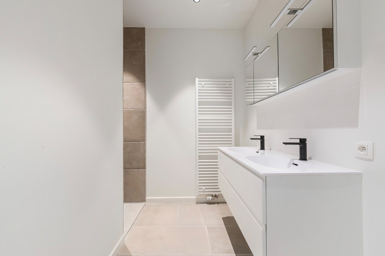 Luxueuze totaalrenovatie | ruim 2 slaapkamer appartement met terras 