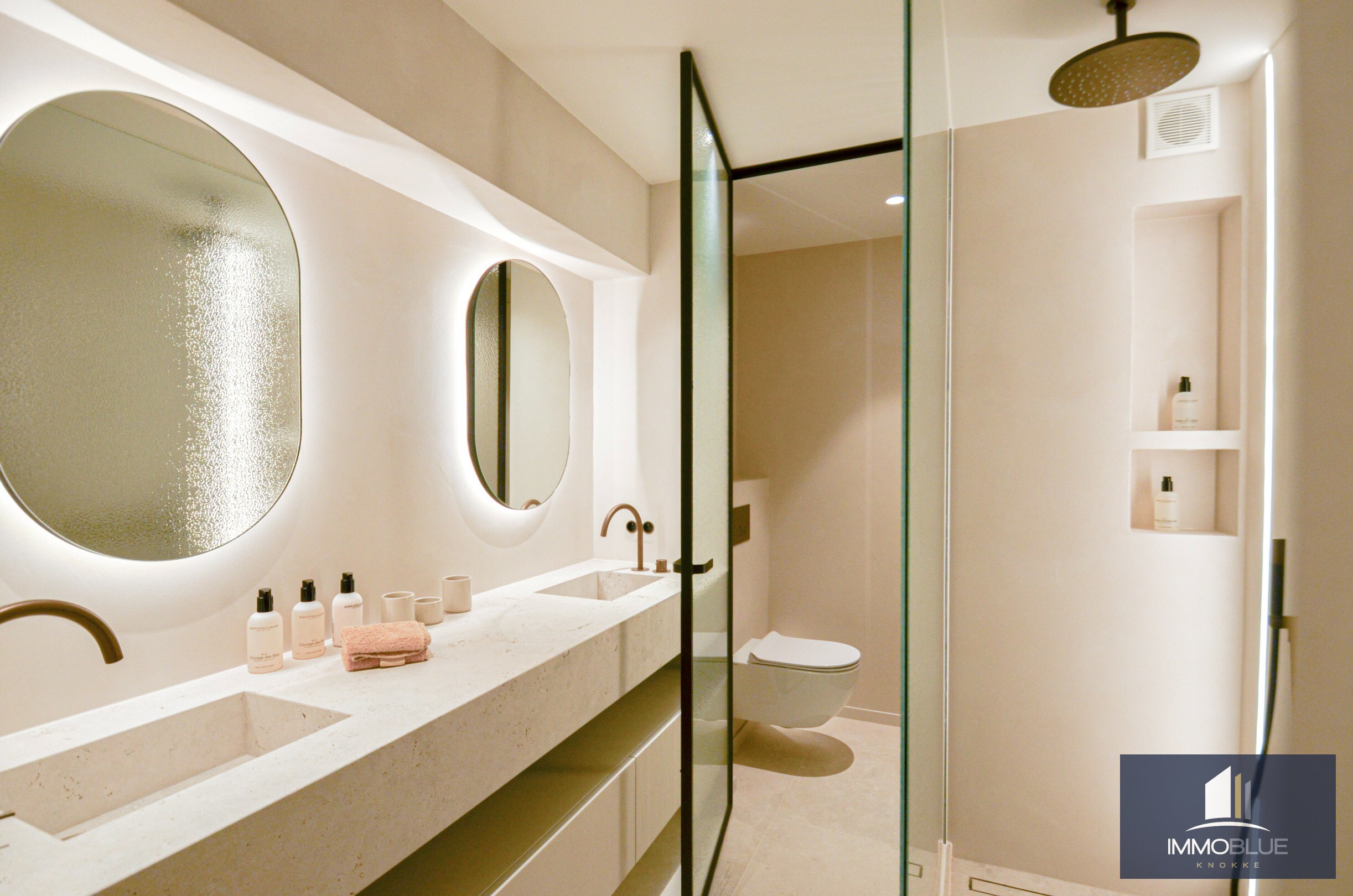 Appartement exceptionnel avec vue frontale sur la mer et une façade d’environ 11,5 mètres, situé au Zoute. 