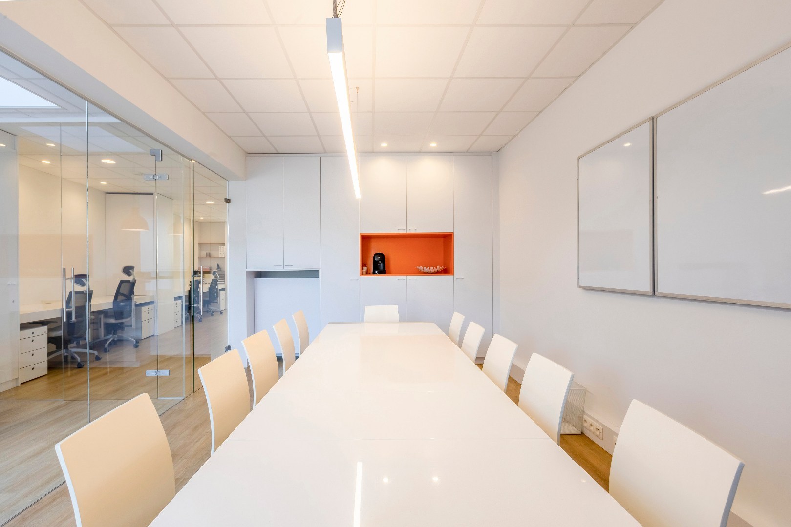 Modern en lichtrijk kantoor; praktijk- of winkelruimte op commercieel gunstige locatie 