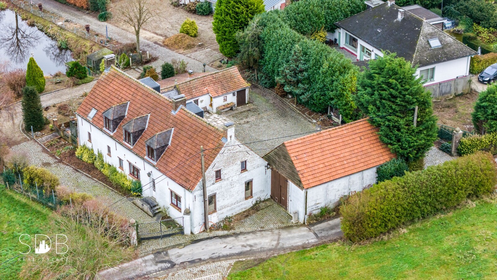 Authentieke hoeve met bijgebouwen met graslanden op circa 8.750m² 