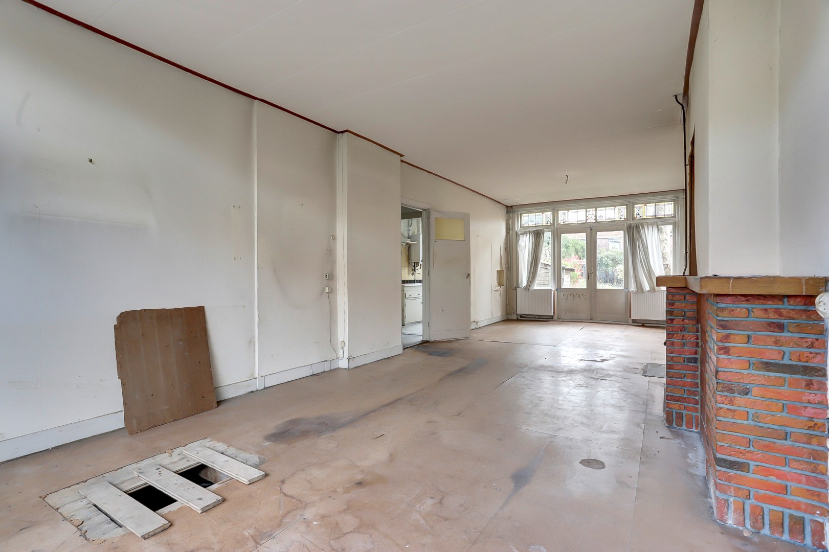 Unieke kans?! Zelf transformeren vanuit de vorige eeuw naar uw eigen hedendaagse smaak, dat kan met deze 5-kamer tussenwoning met 20m diepe tuin! 