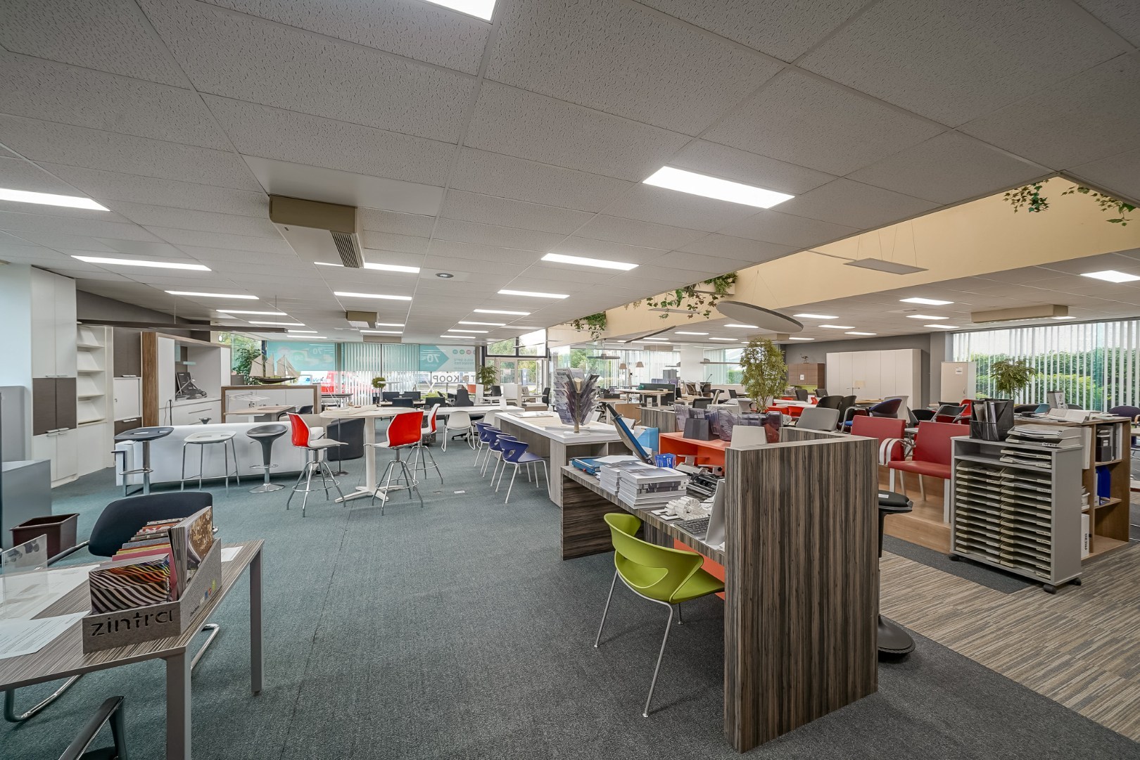 Winkelruimte met magazijn en woonst te Oostende 