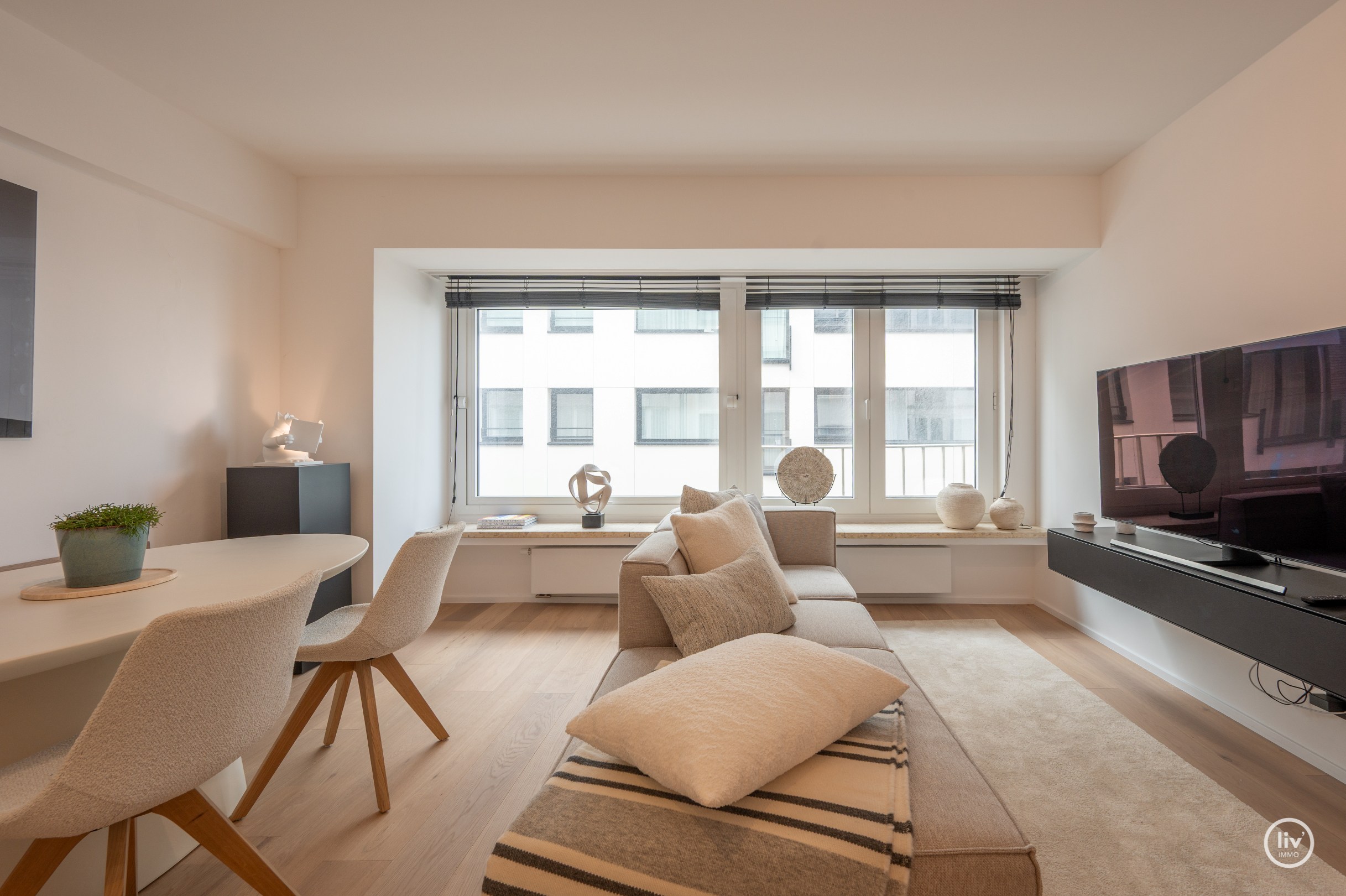 Gerenoveerd 2 slaapkamer appartement met een prachtig zeezicht gelegen nabij het Driehoeksplein te Knokke. 