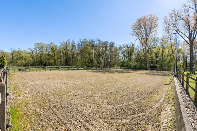Moderne villa met hippisch complex op 15.856m² 
