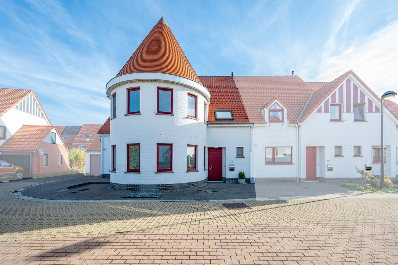 Goed gelegen woning met 4 slaapkamers, tuin &amp; parkeerplaats te Duinbergen 