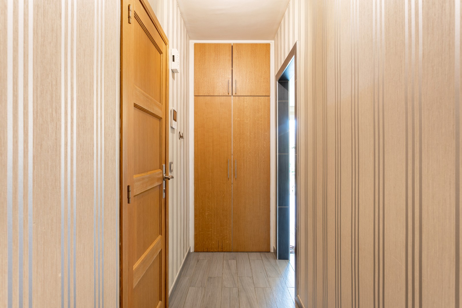 Gerenoveerd appartement met 2 slaapkamers, 2 terrassen en 2 garageboxen 