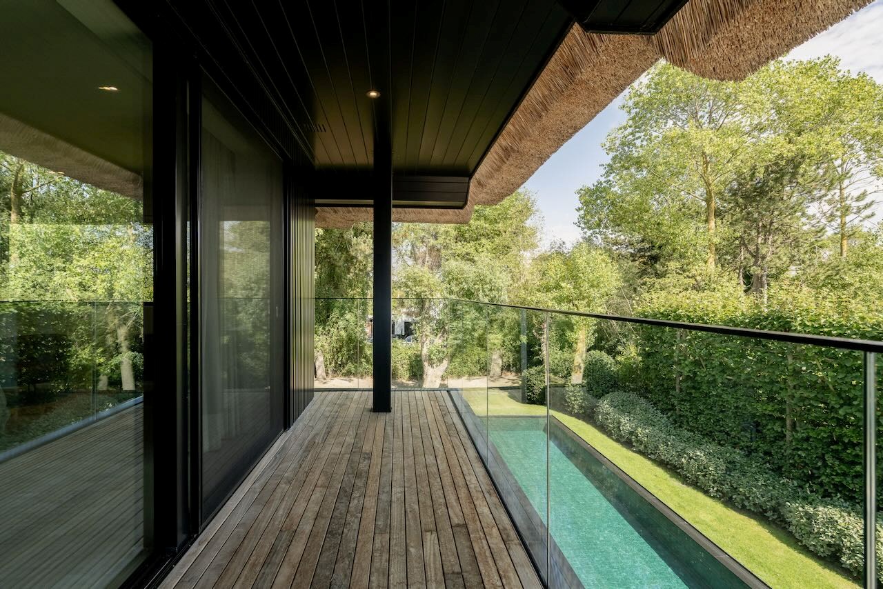 Magnifique villa récente de style contemporain allie une finition intemporelle à un emplacement unique et une vue imprenable sur le Zwin. 