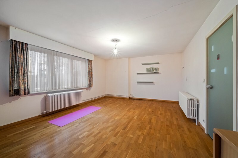 Handelspand met ruime woonst op topligging in Sint-Andries 