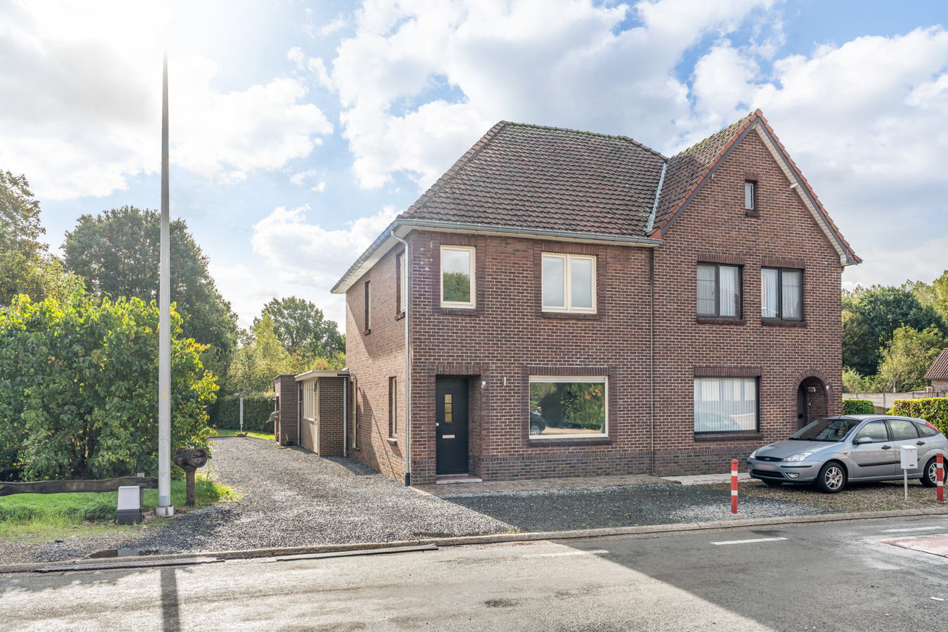 Halfvrijstaande gezinswoning op een perceel van 8a10ca, vlakbij prachtige wandel- en fietsroutes 