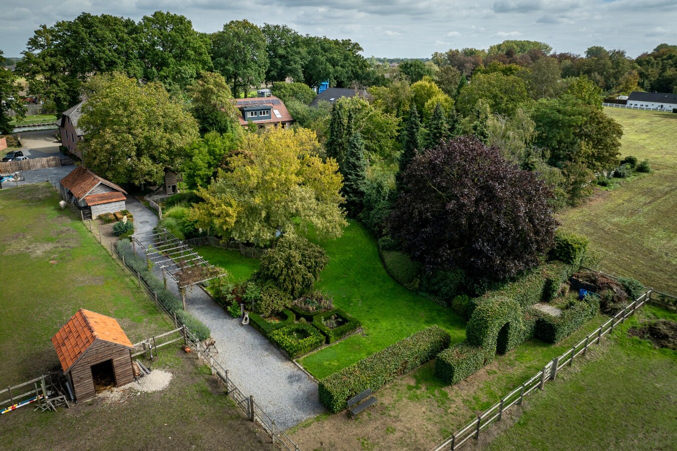 Ruime woning met weide en paddock op ca. 1ha te Bocholt 
