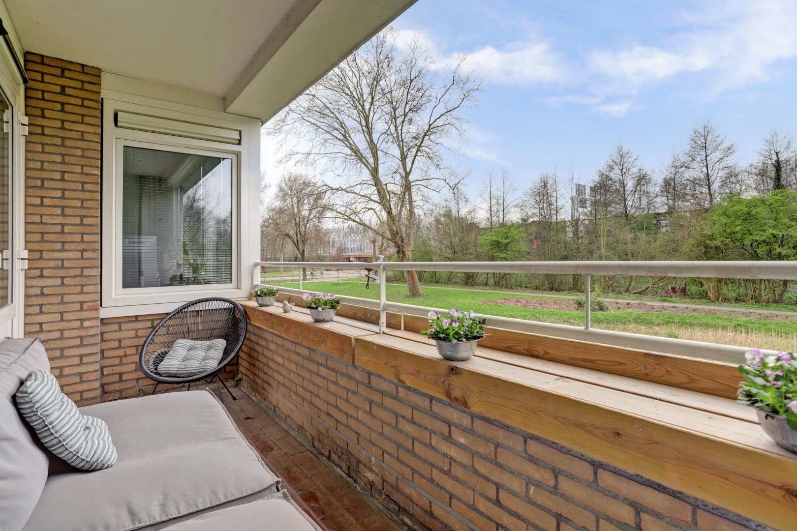 Zonder klussen te betrekken, instapklaar 3-(voorheen 4) kamer appartement met moderne keuken en badkamer, 2 balkons, berging in de onderbouw en gelegen op eigen grond! 