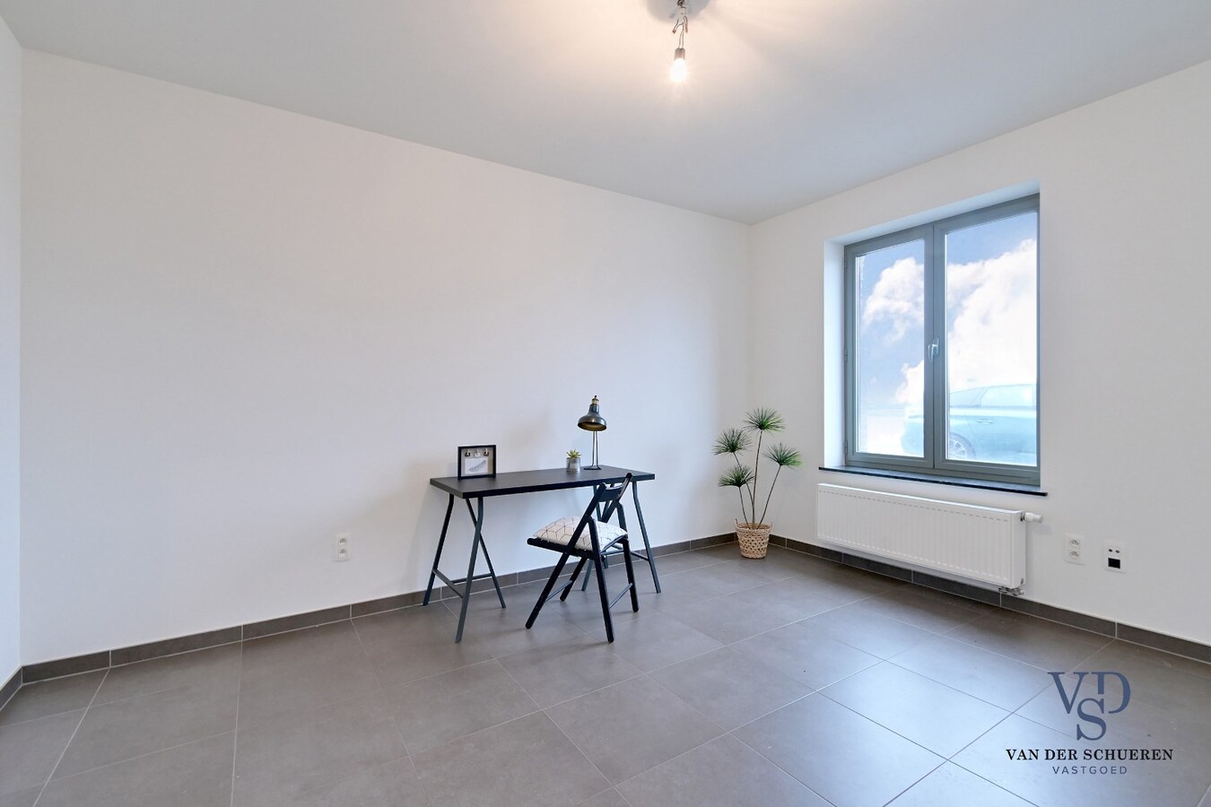 Ruime Half Open, op een commercieel gunstige ligging 