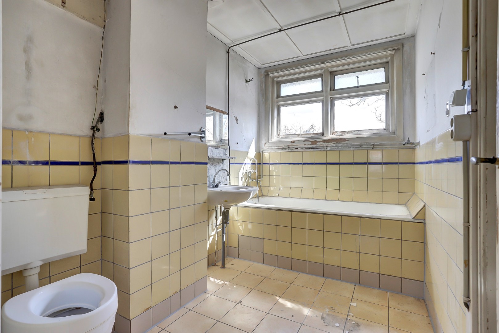 Unieke kans?! Zelf transformeren vanuit de vorige eeuw naar uw eigen hedendaagse smaak, dat kan met deze 5-kamer tussenwoning met 20m diepe tuin! 