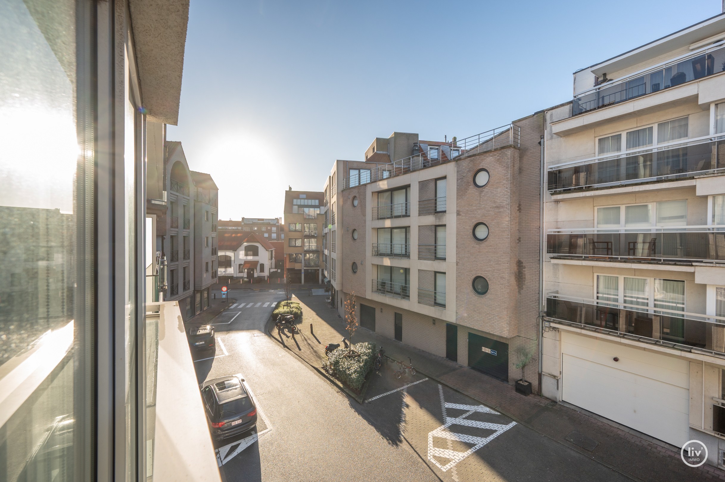 Appartement de 2 chambres entièrement rénové et élégant avec une grande TERRASSE situé à proximité de l'avenue Dumortier. 