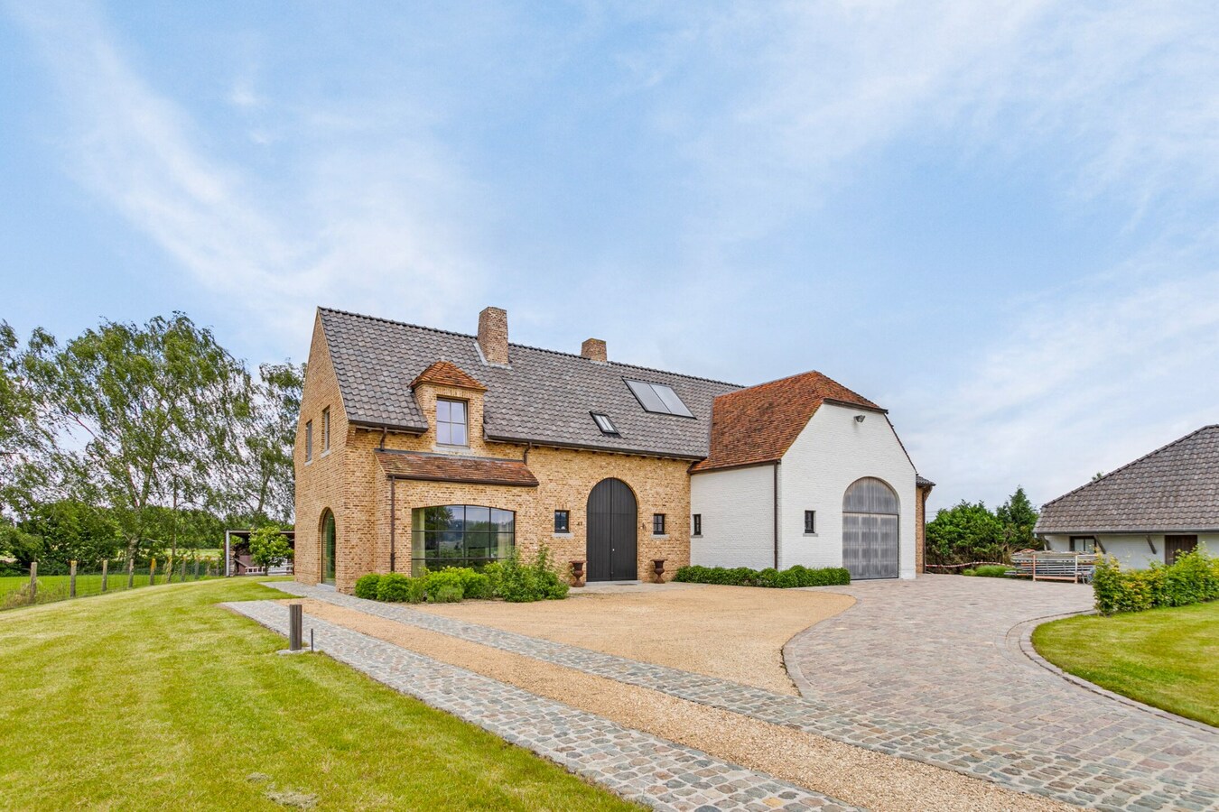 Uitzonderlijk gelegen landelijke villa met bijgebouw 
