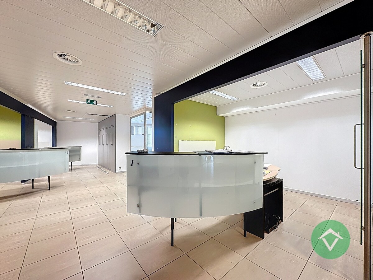 Commerciële toplocatie in Vleteren met burelen, vergaderruimtes en parking 