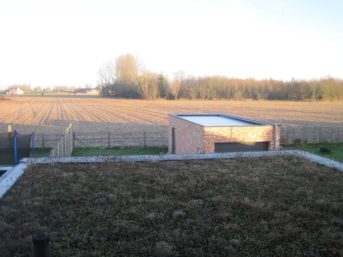 Eigentijds duplex-appartement. Geen vaste kosten !! 