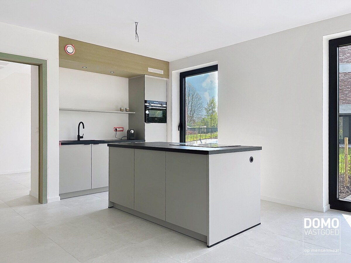 MODERN GELIJKVLOERS APPARTEMENT GELEGEN TE KERMT MET 2 SLAAPKAMERS EN RUIM TERRAS 