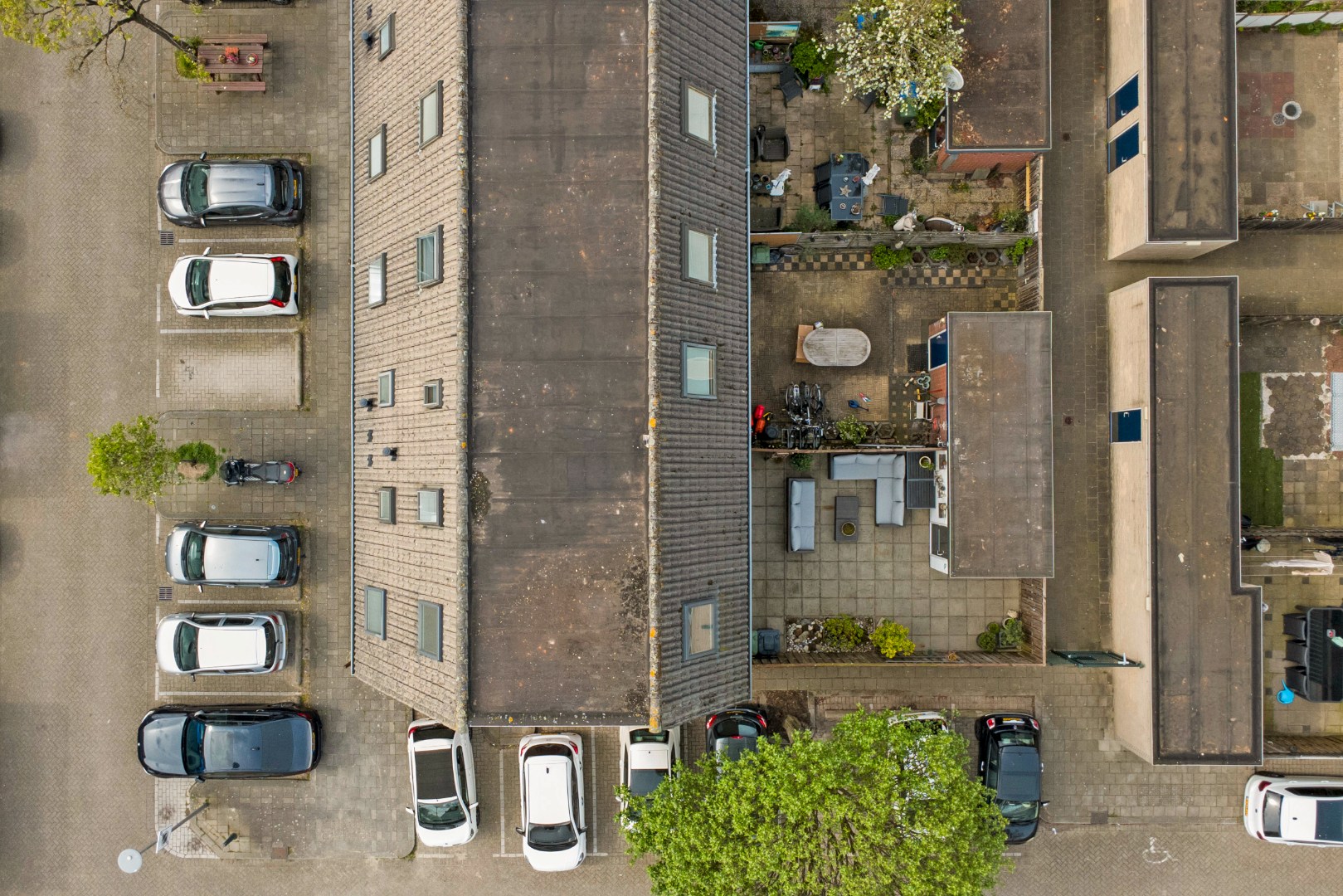 Instap klaar en moderne 4-kamer hoekwoning met 3 ruime slaapkamers, fraaie keuken en badkamer, onderhoudsvriendelijke tuin en gelegen op eigen grond. 