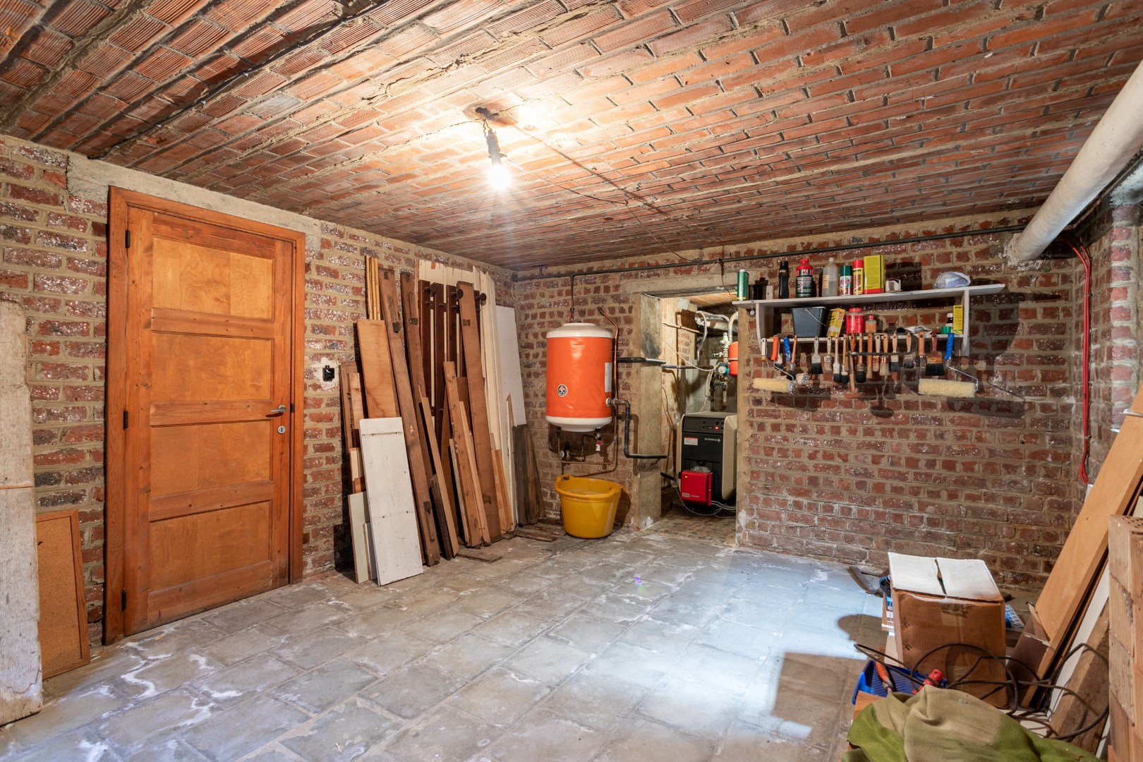 Te renoveren woning met 5 slpks op topligging in Dworp 