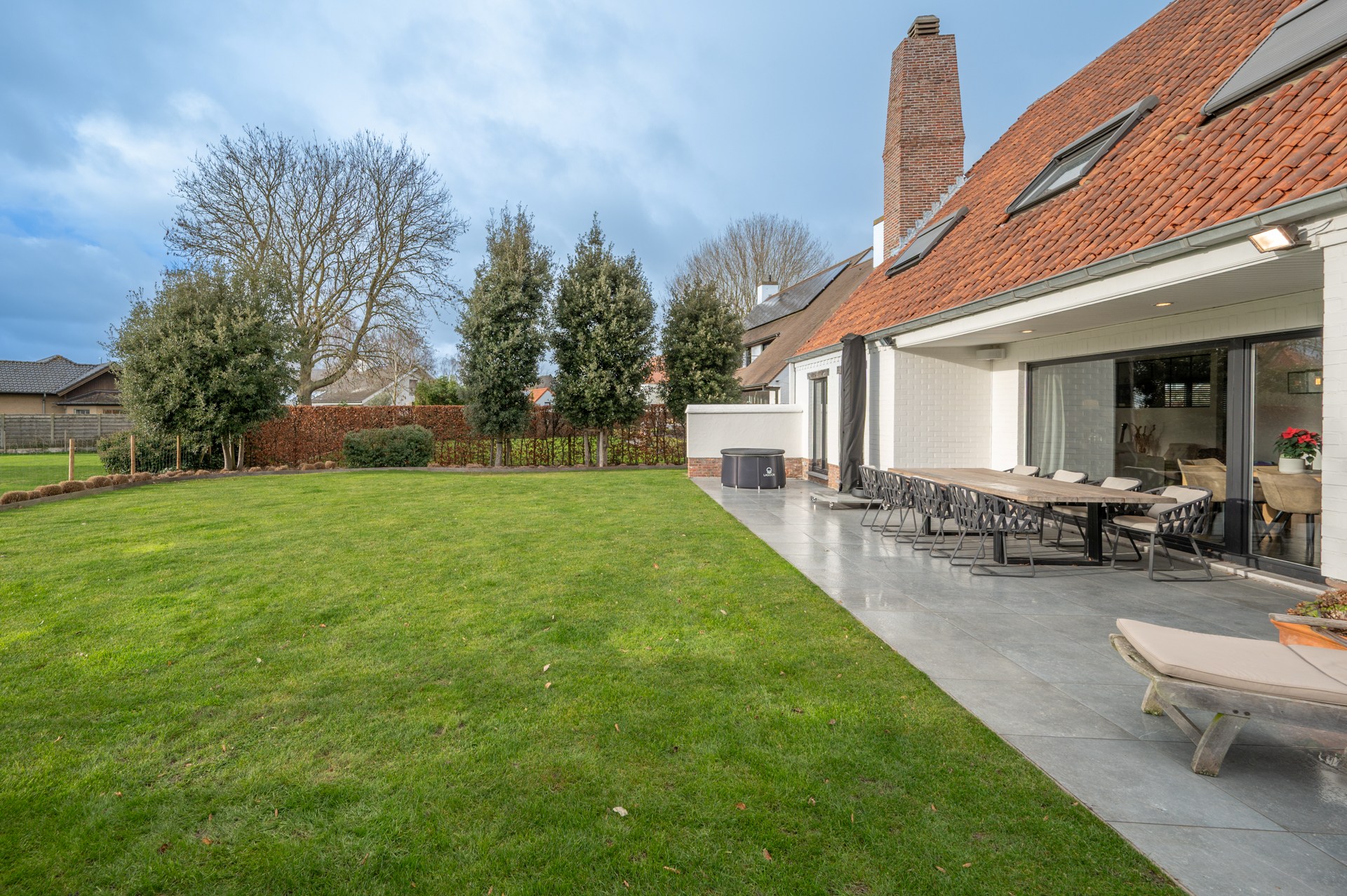 prachtig gerenoveerde alleenstaande villa geniet van een uitstekende centrale ligging, op slechts enkele minuten van het centrum van Knokke. 