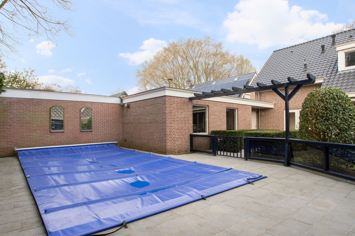 Vrijstaande woning, type landhuis met garage, carport, zwembad en 731 m2 grond. 