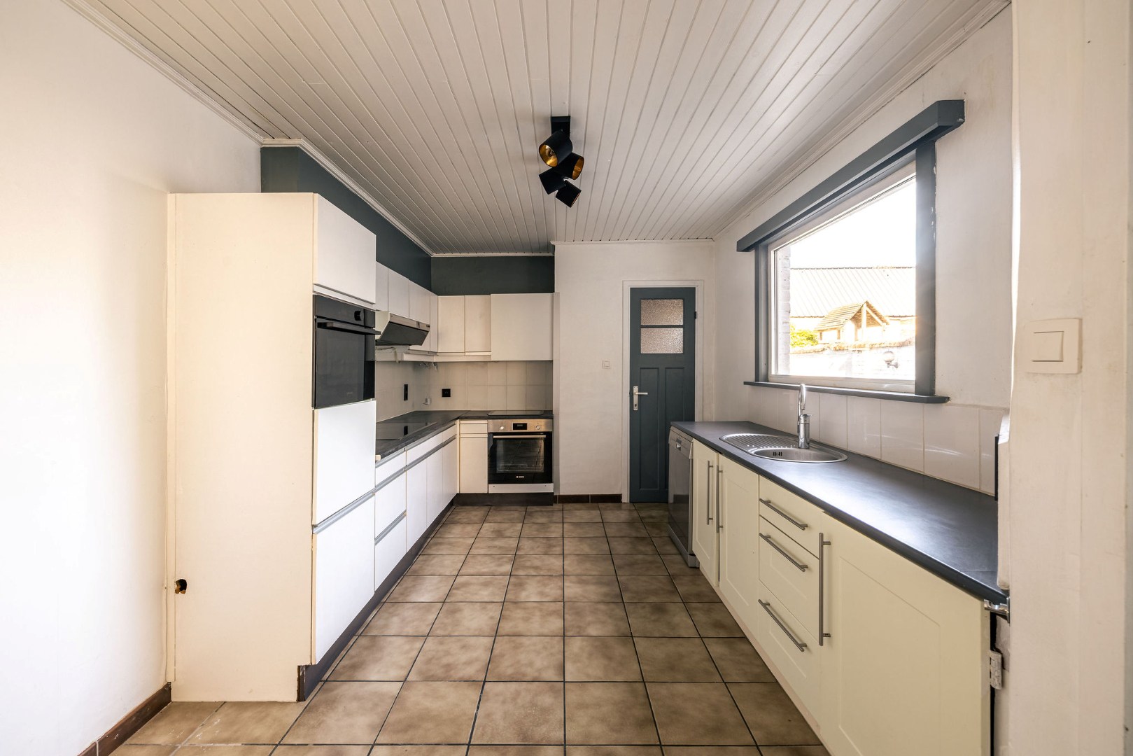 Renovatiepand met 6 slaapkamers, garage en grote zonnige tuin 