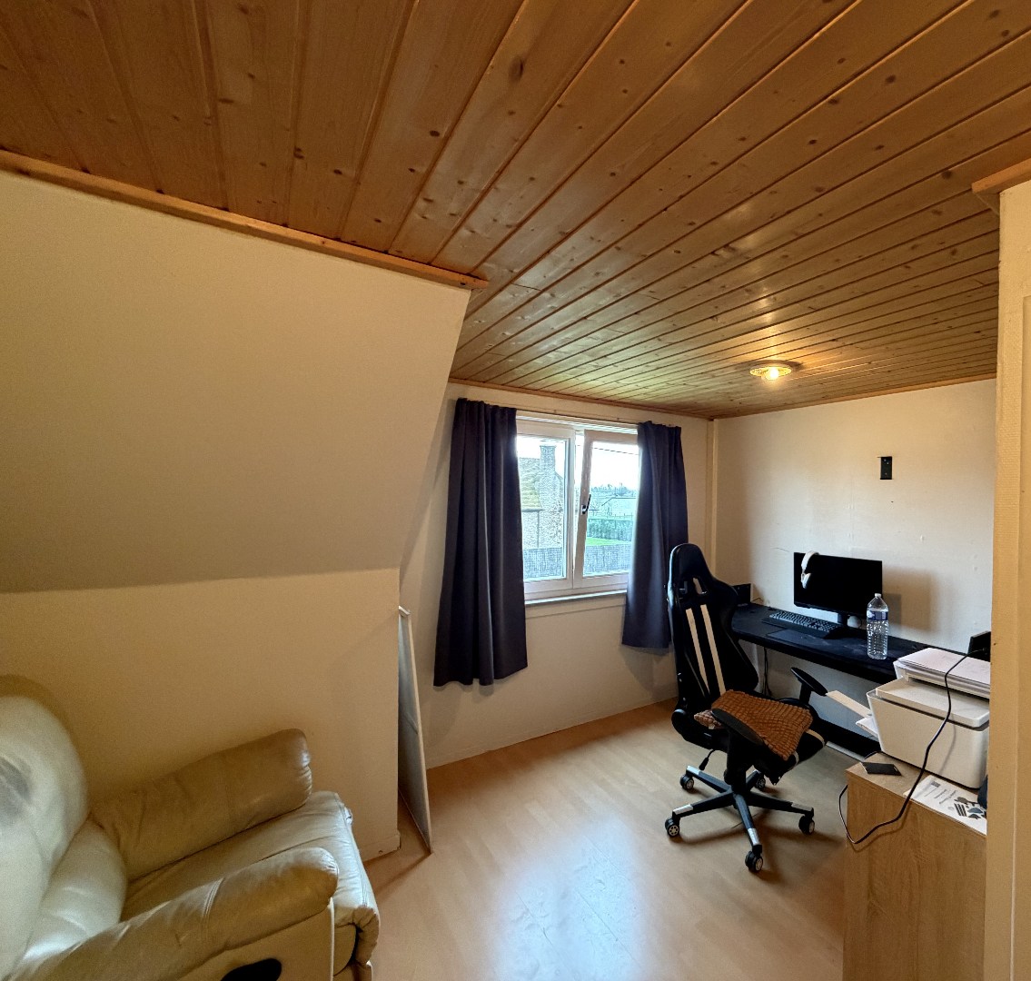 Charmante halfopen woning met garage, 2 slaapkamers en grote tuin 