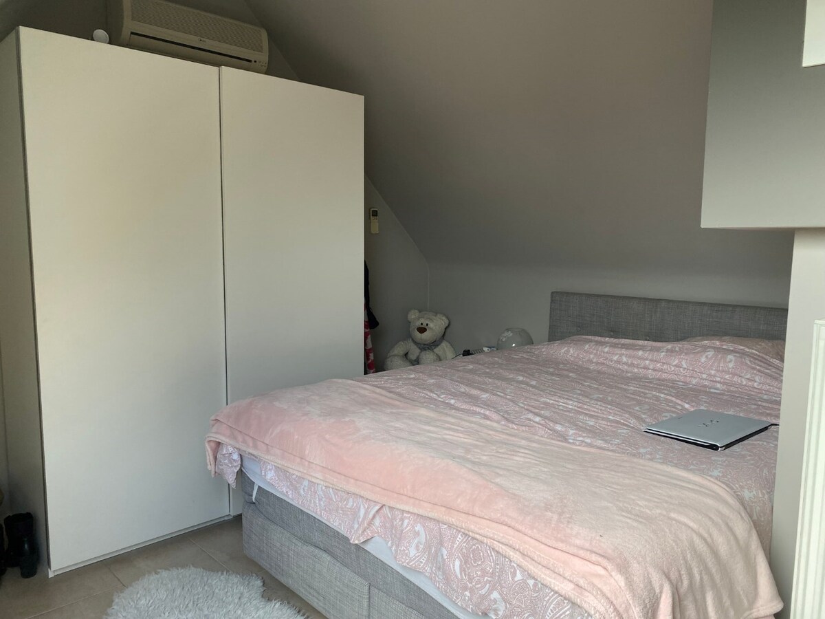 Eigentijds duplex-appartement met  autostaanplaats en kelder. Geen vaste kosten. 