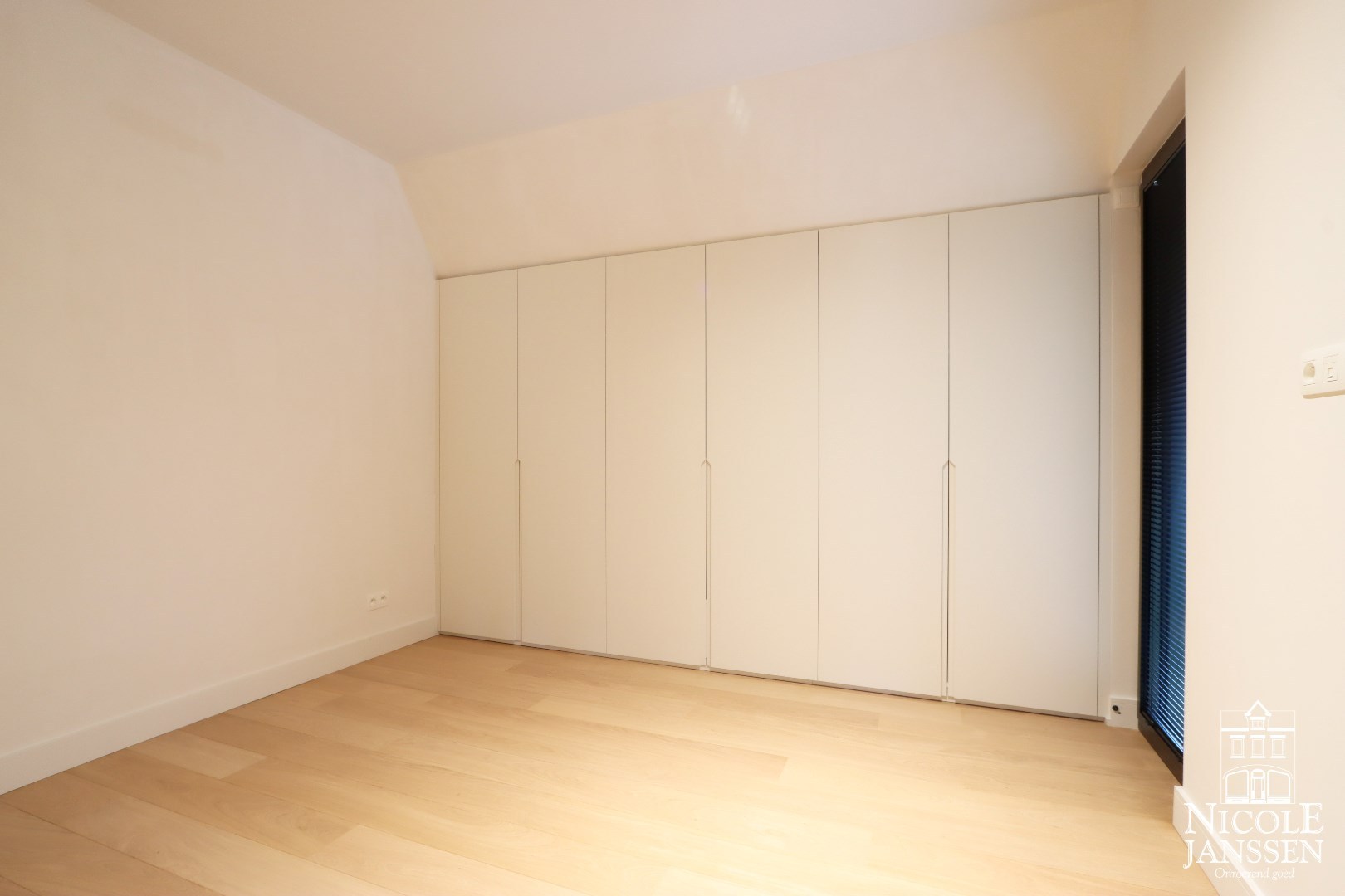 Hoofdslaapkamer met ingebouwde kasten