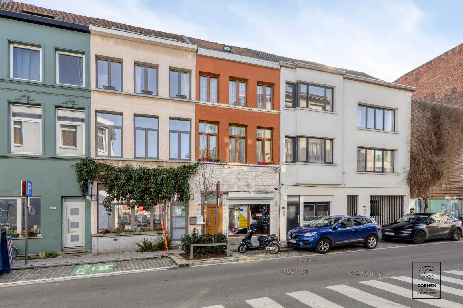 Ruime handelswoning, momenteel ingericht als handelsruimte en 2 appartementen op goede ligging te Antwerpen! 