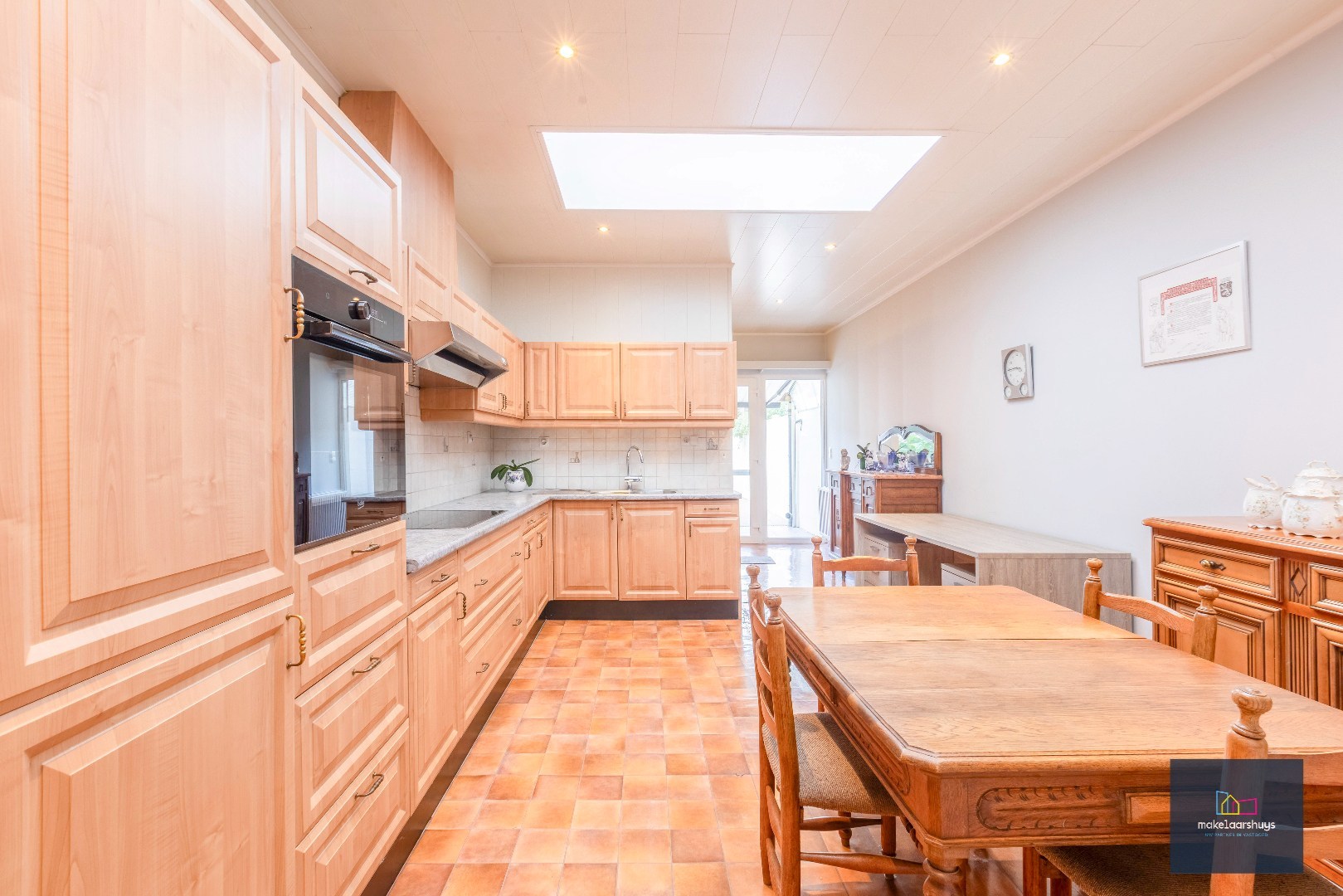 Charmante op te frissen rijwoning met ruime stadstuin 