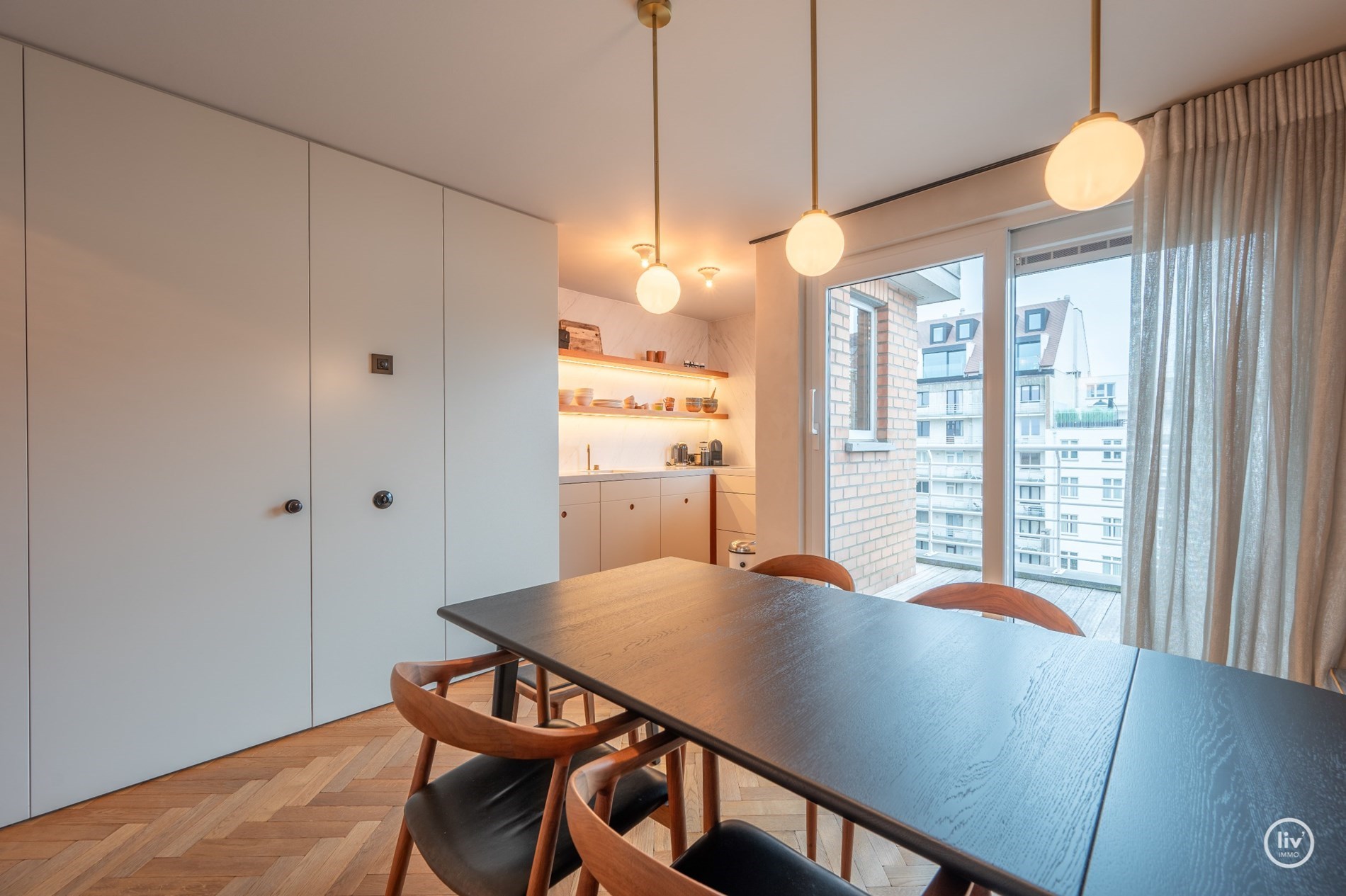 Uniek afgewerkt duplex dakappartement met mooie terrassen gelegen aan de zuidkant van de Kustlaan, vlakbij het Driehoeksplein. 