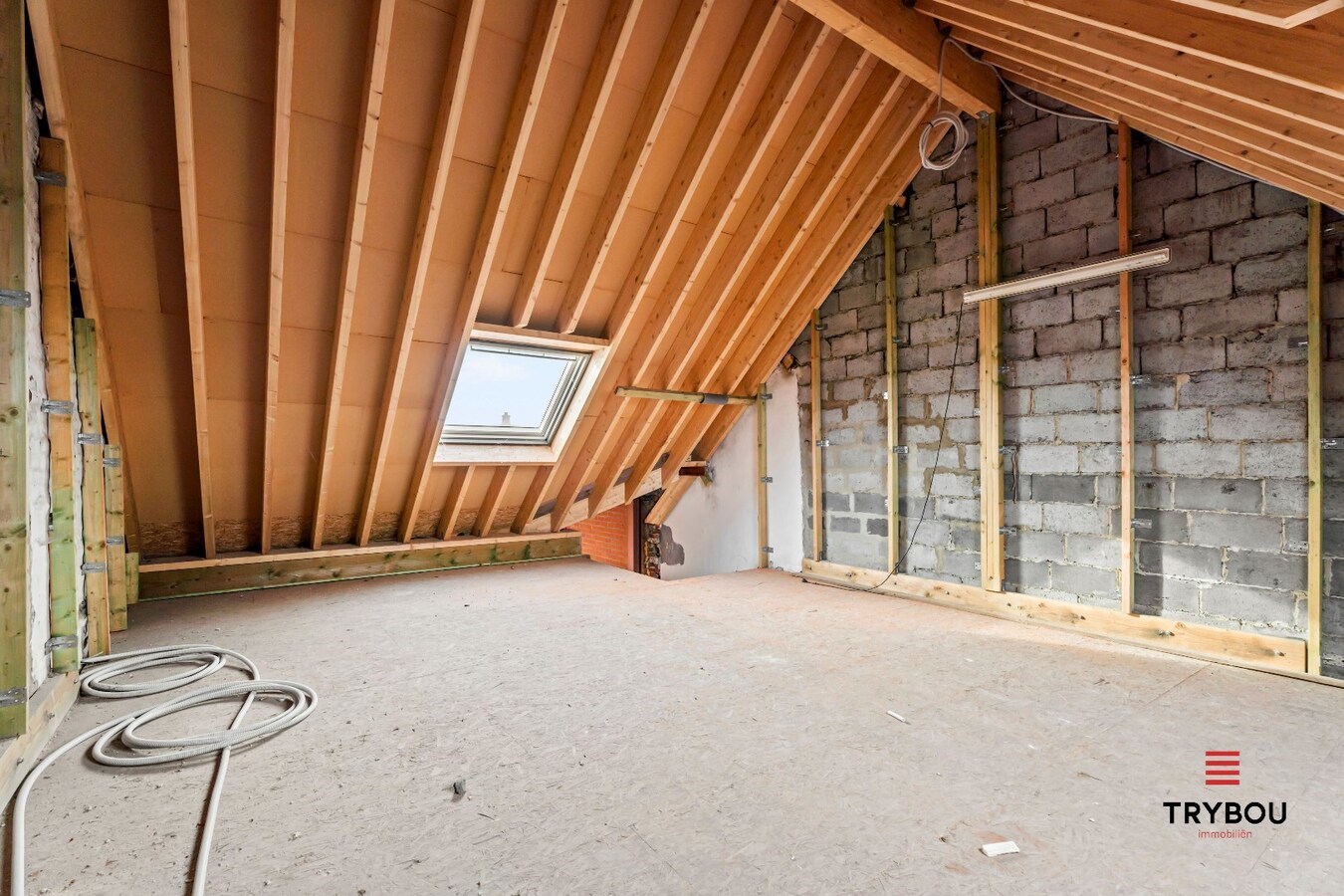 Uiterst ruime woning met garage in het centrum van Kortemark 