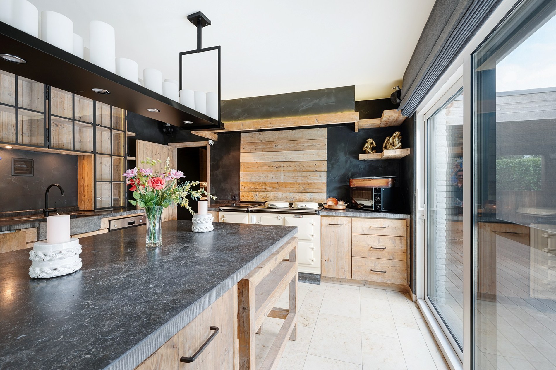 Schitterende villa met zwembad gelegen in residentiële wijk te Knokke. 