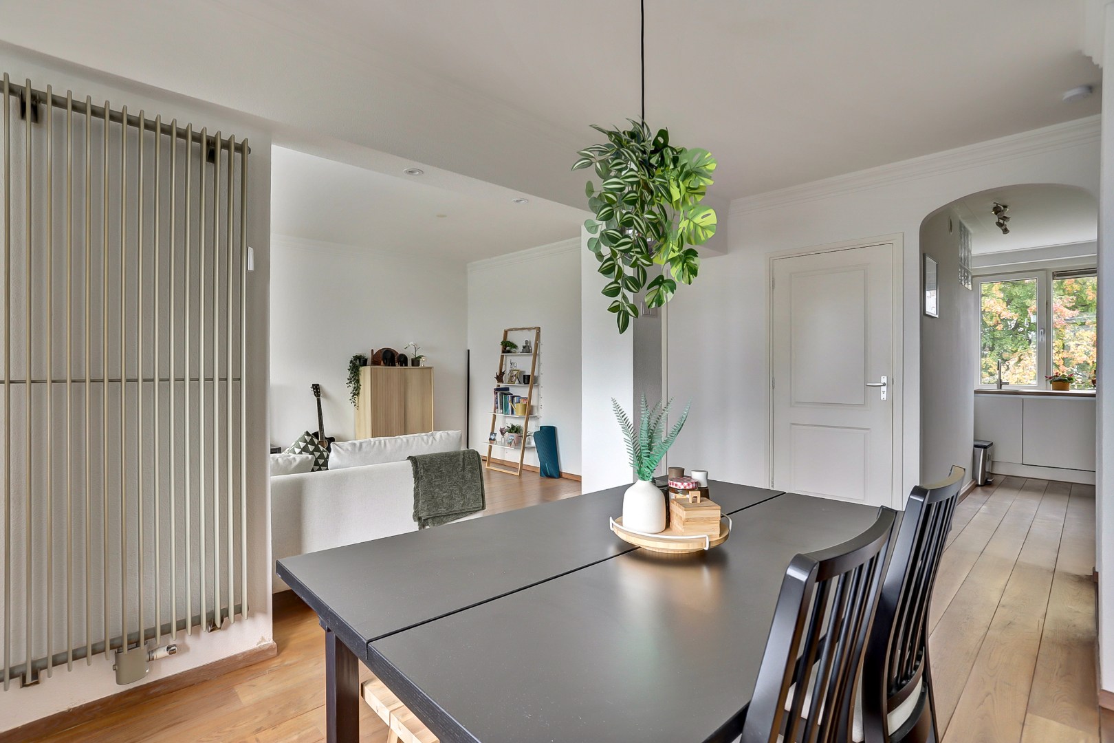 Instapklaar 3 (voorheen 4) kamer appartement op de vierde verdieping met moderne keuken en badkamer, balkon op het zuiden en berging in de onderbouw. 