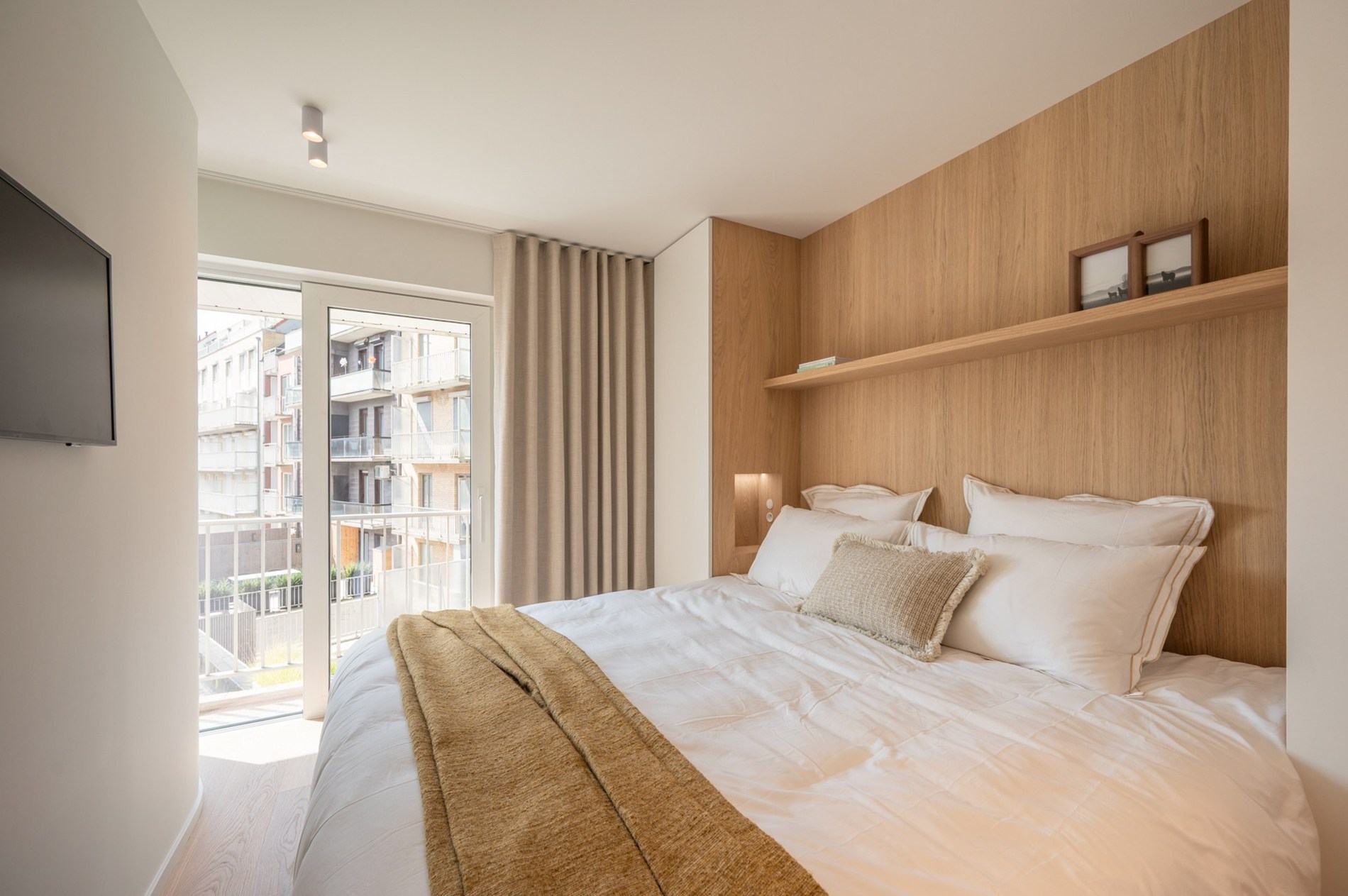 Appartement exclusivement rénové avec 3 chambres à vendre près de la plage d'Albert et de la place de la Lumière. 