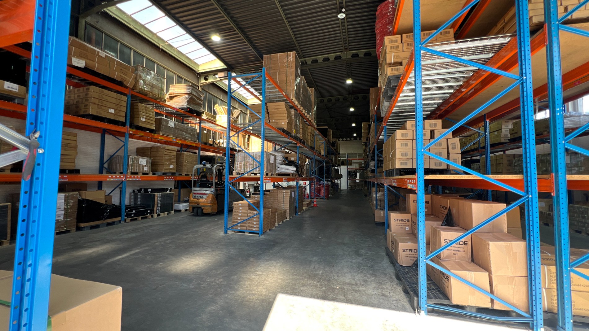 Bedrijfspand met buitenopslag te huur in het industriepark van Zwijnaarde