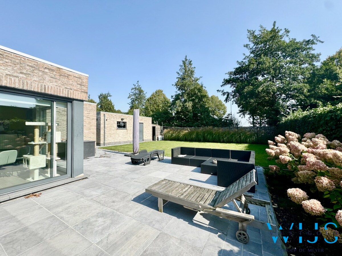 Stijlvolle alleenstaande woning met kapsalon te Kluizen 